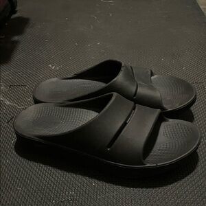 OOFOS unisex Black Sandels EU42